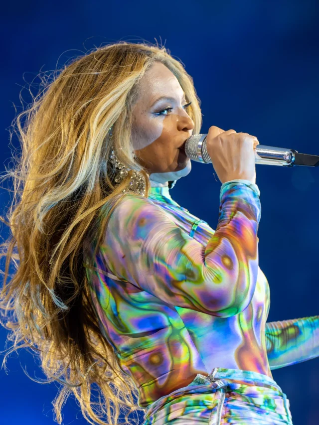 AnyConv.com__Beyoncé_-_Tottenham_Hotspur_Stadium_-_1st_June_2023_(44_of_118)_(52945898486)